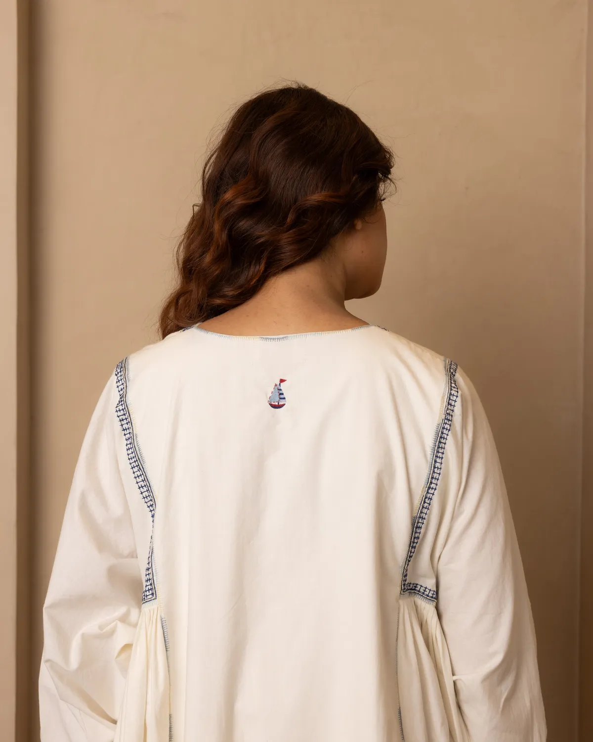 Our Dve Maris abito beige poplin manica lunga