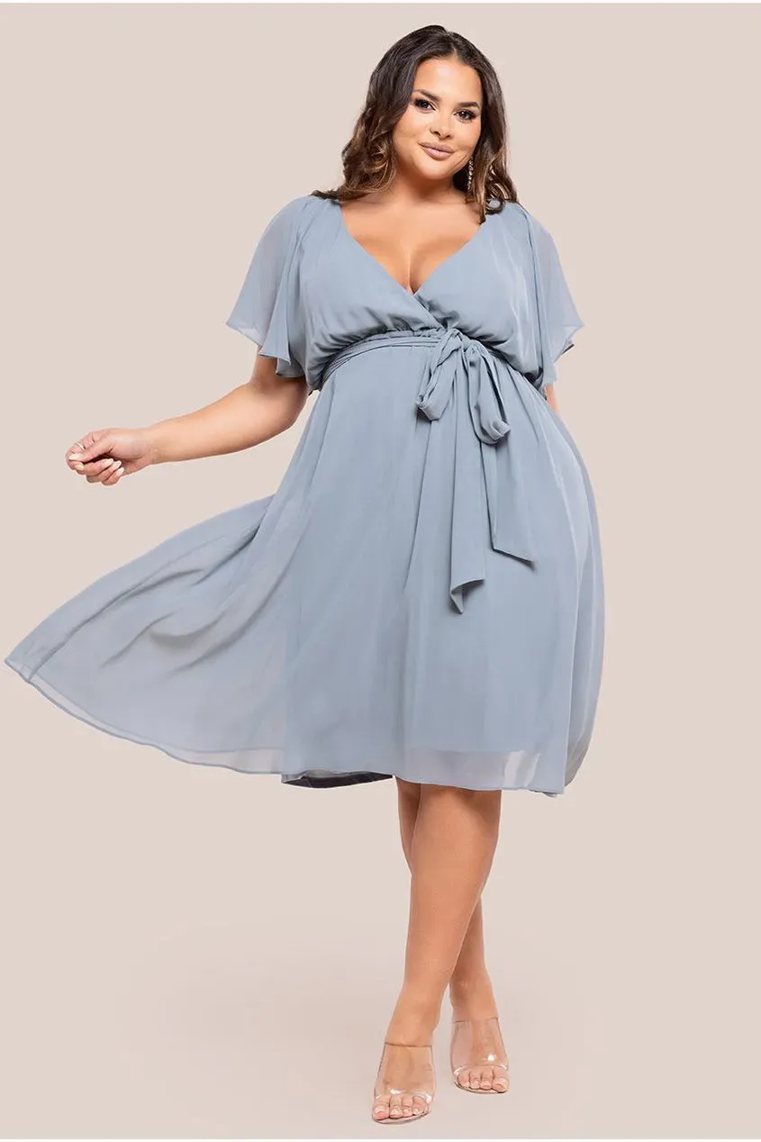 Goddiva Plus Flutter Sleeve abito midi blu avio curvy