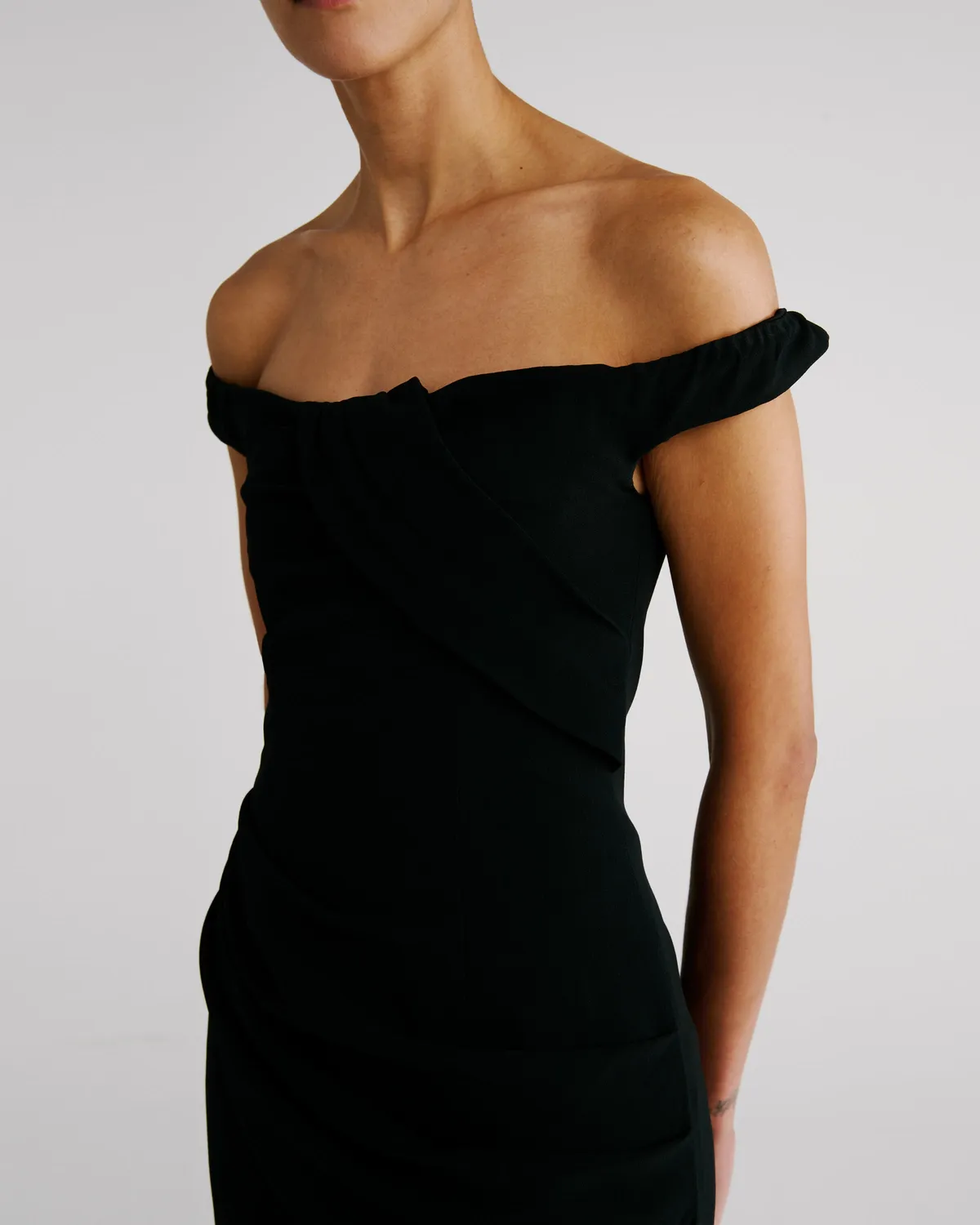 Violante Nessi Aurel abito nero Sable Cady off-shoulder