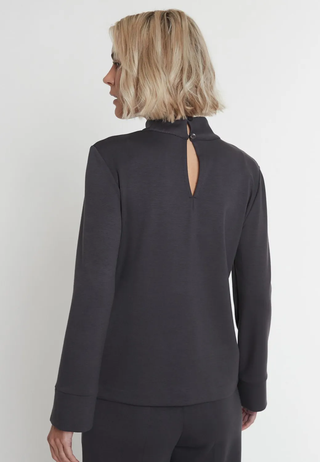 Ana Alcazar Meoly maglia grigia dolcevita occhielli
