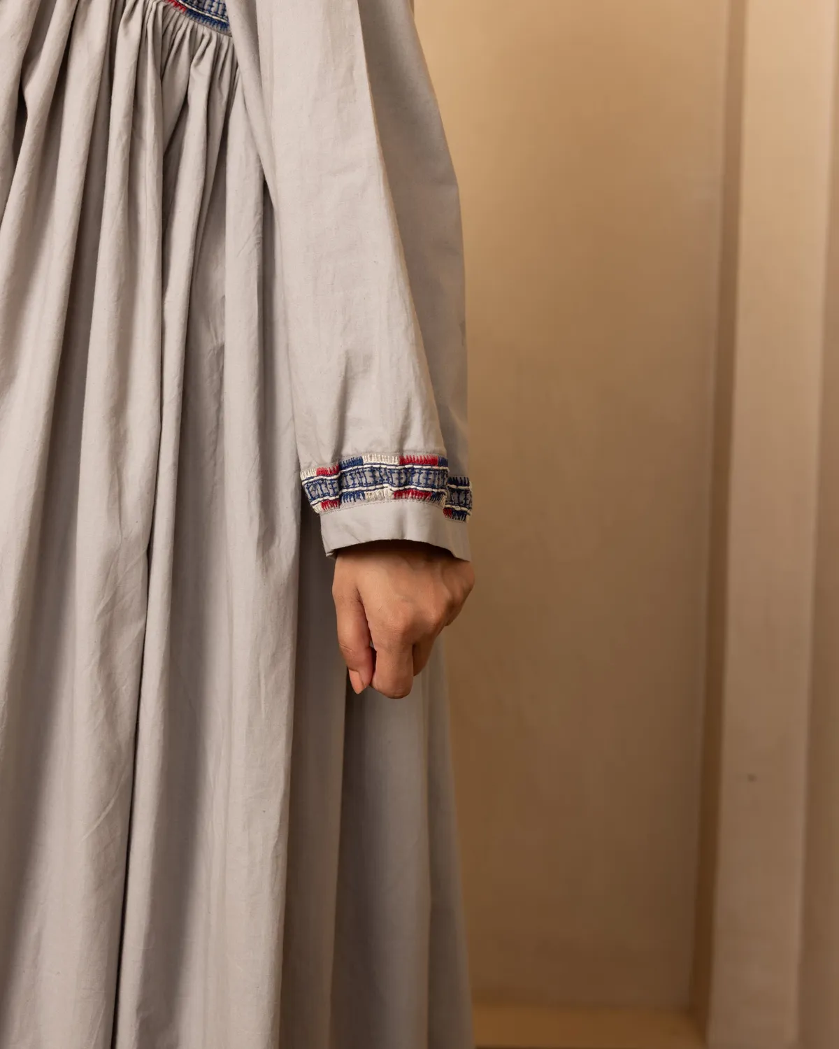Our Dve Maris Dress abito lungo grigio ricamato