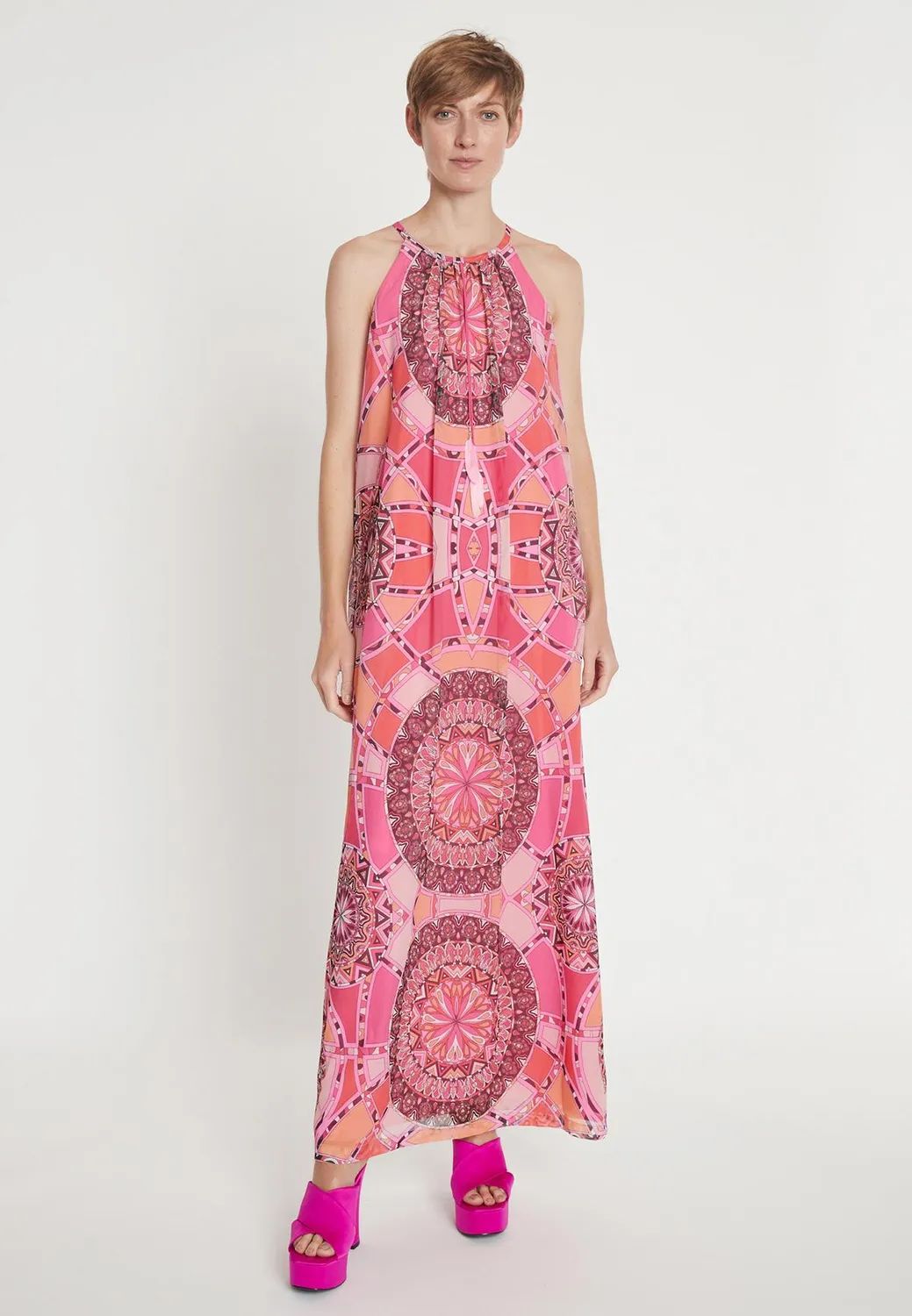 Ana Alcazar Leira abito maxi paisley spalline