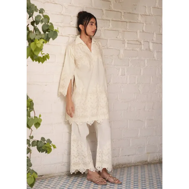 Our Dve Capsule 18 pantaloni beige cotone con pizzo