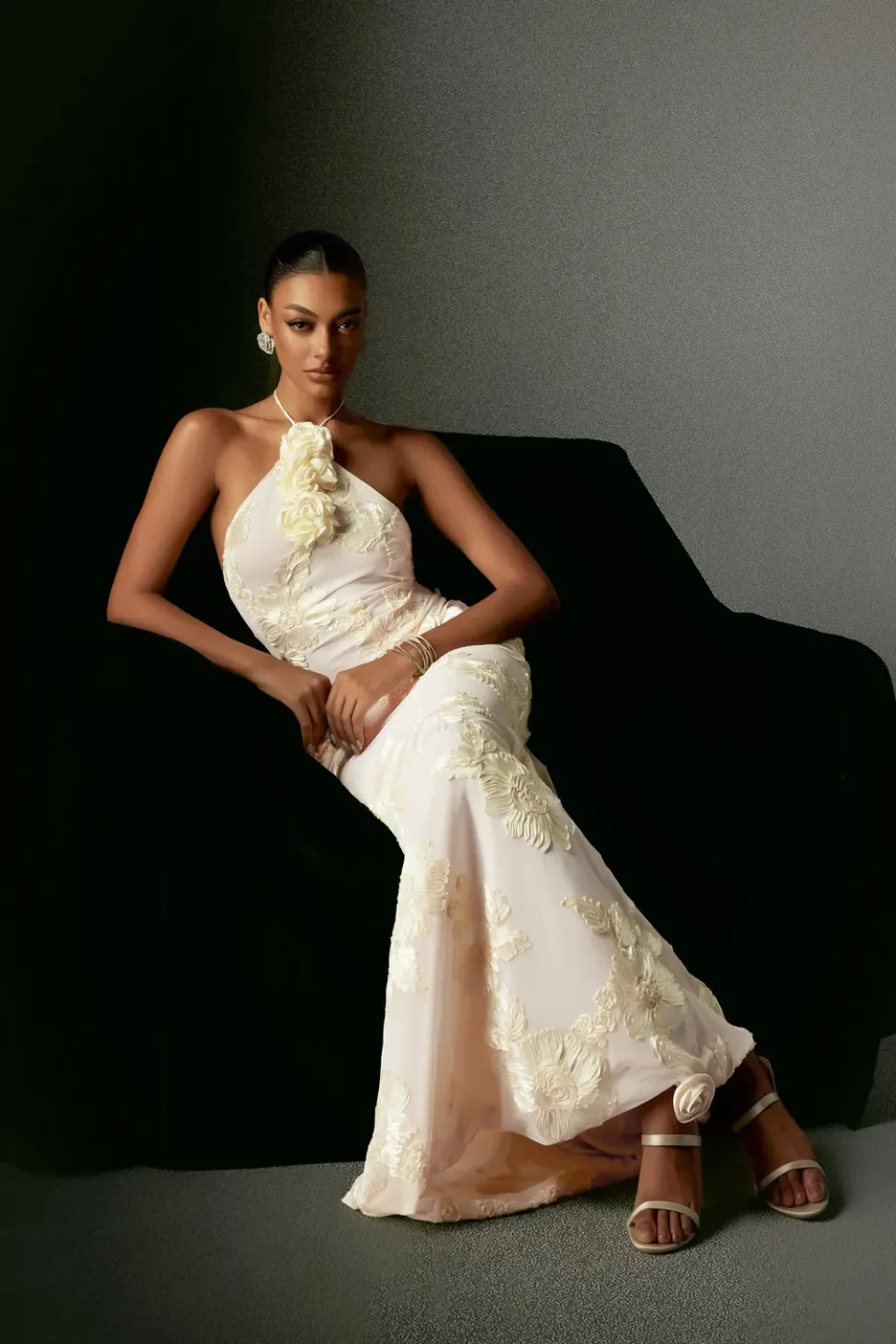 Bella Barnett Griselda Flower Halter abito maxi bianco