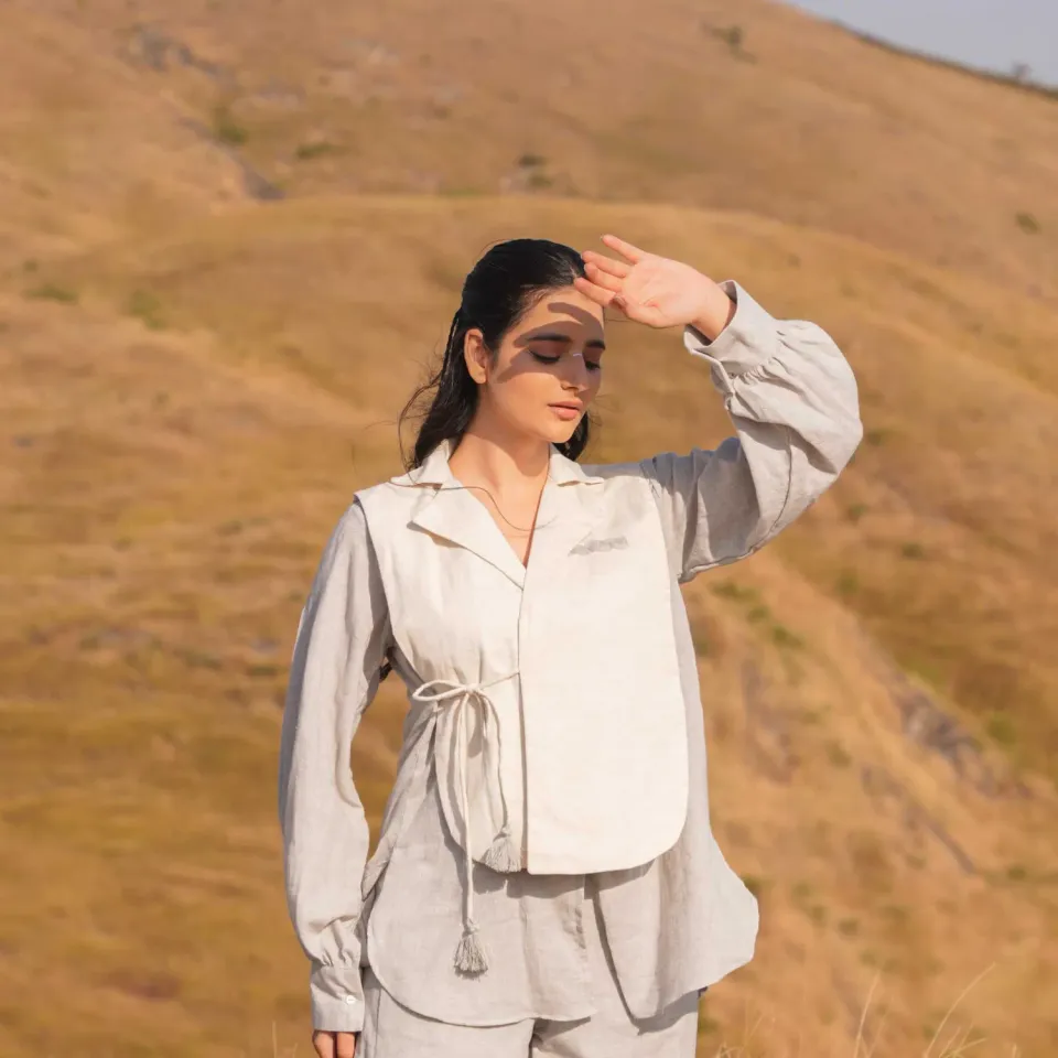 Our Dve Whisper Wind camicia grigia con pantalone
