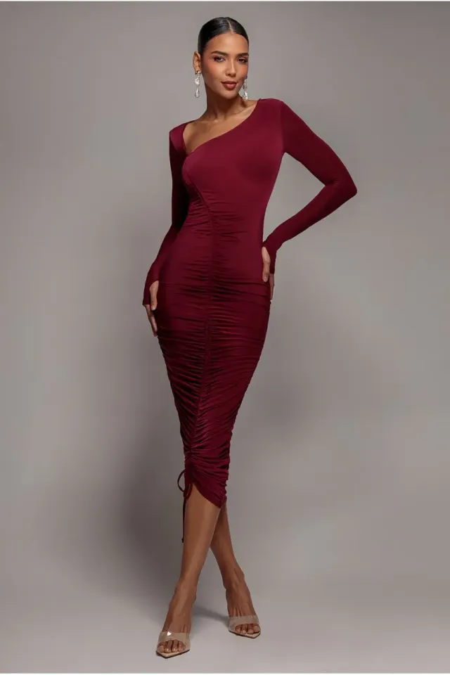Goddiva Asymmetrical Neck Ruched abito midi vino manica lunga