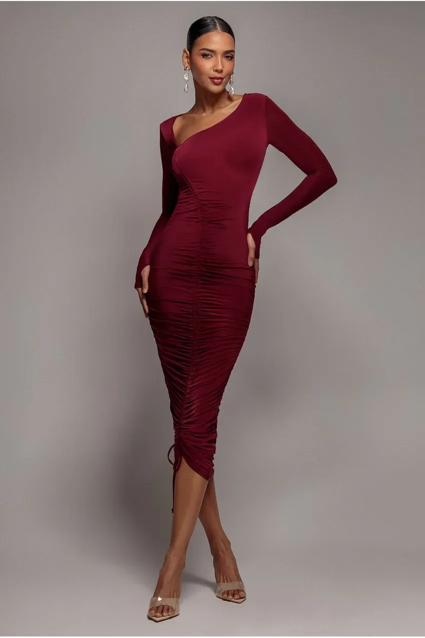 Goddiva Asymmetrical Neck Ruched abito midi vino manica lunga