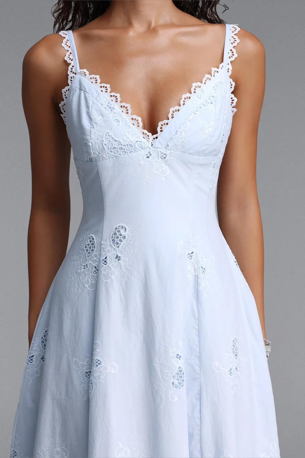 Bella Barnett Tatiana Bluebell abito midi blu sangallo