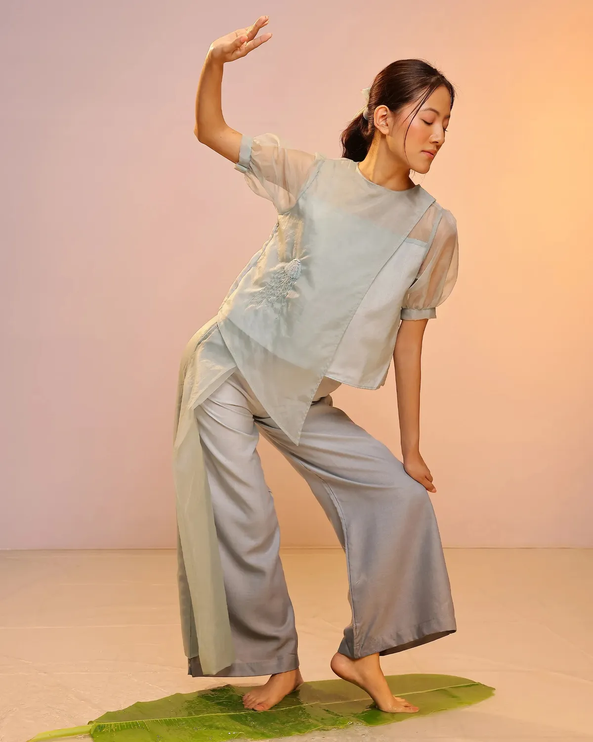 Our Dve Blum Jelly Top Pant completo grigio organza