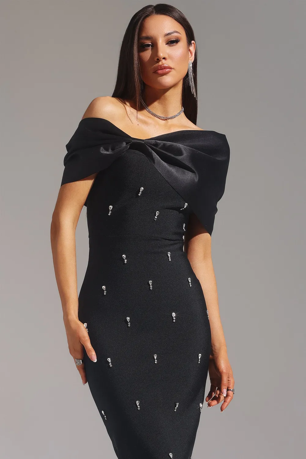 Bella Barnett Palez abito maxi nero monospalla bandage