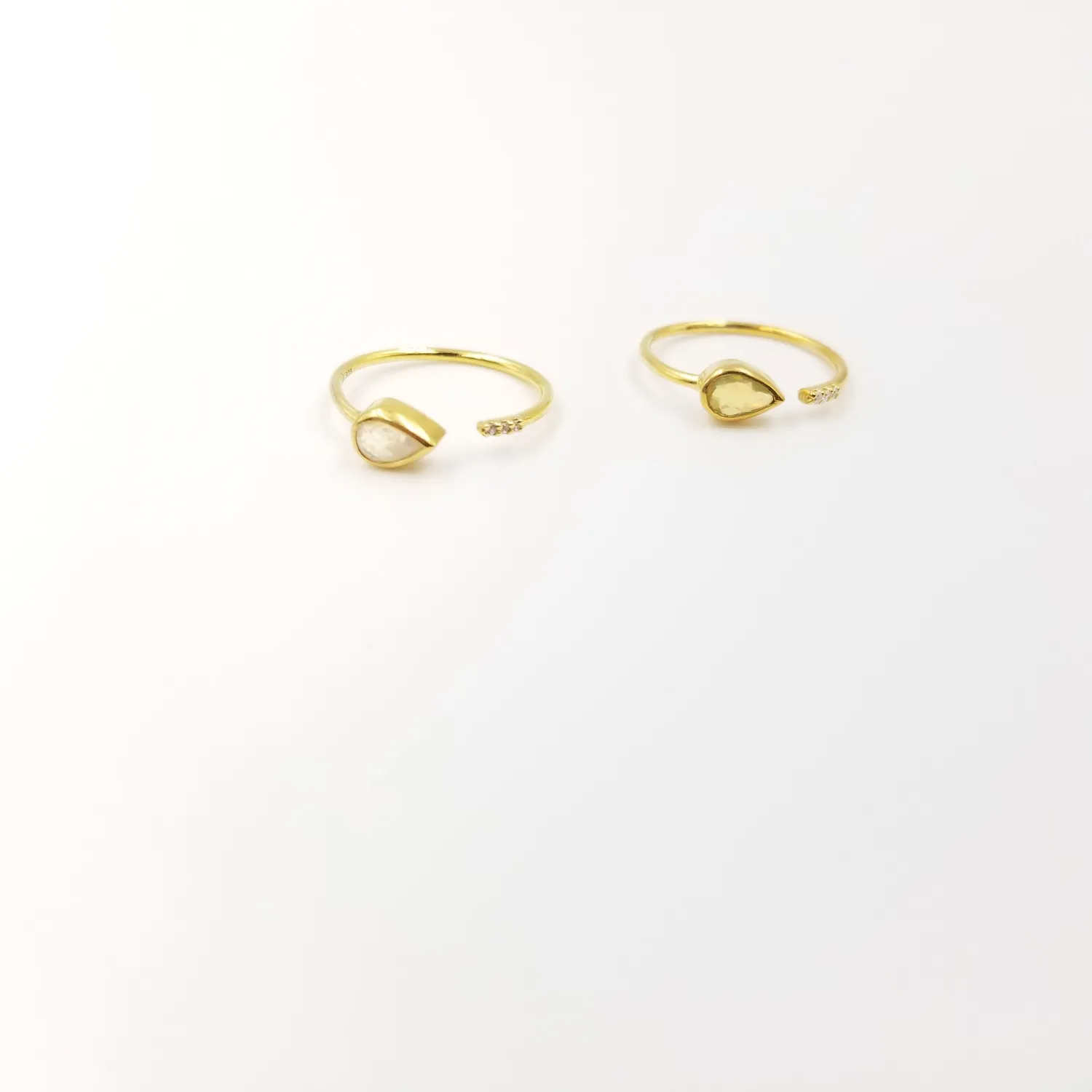 Our Dve Moonstone Drop Ring anello pietra di luna oro