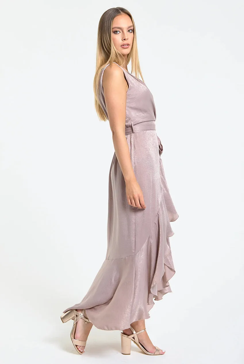 Liquorish Satin Wrap abito maxi rosa cipria con volant