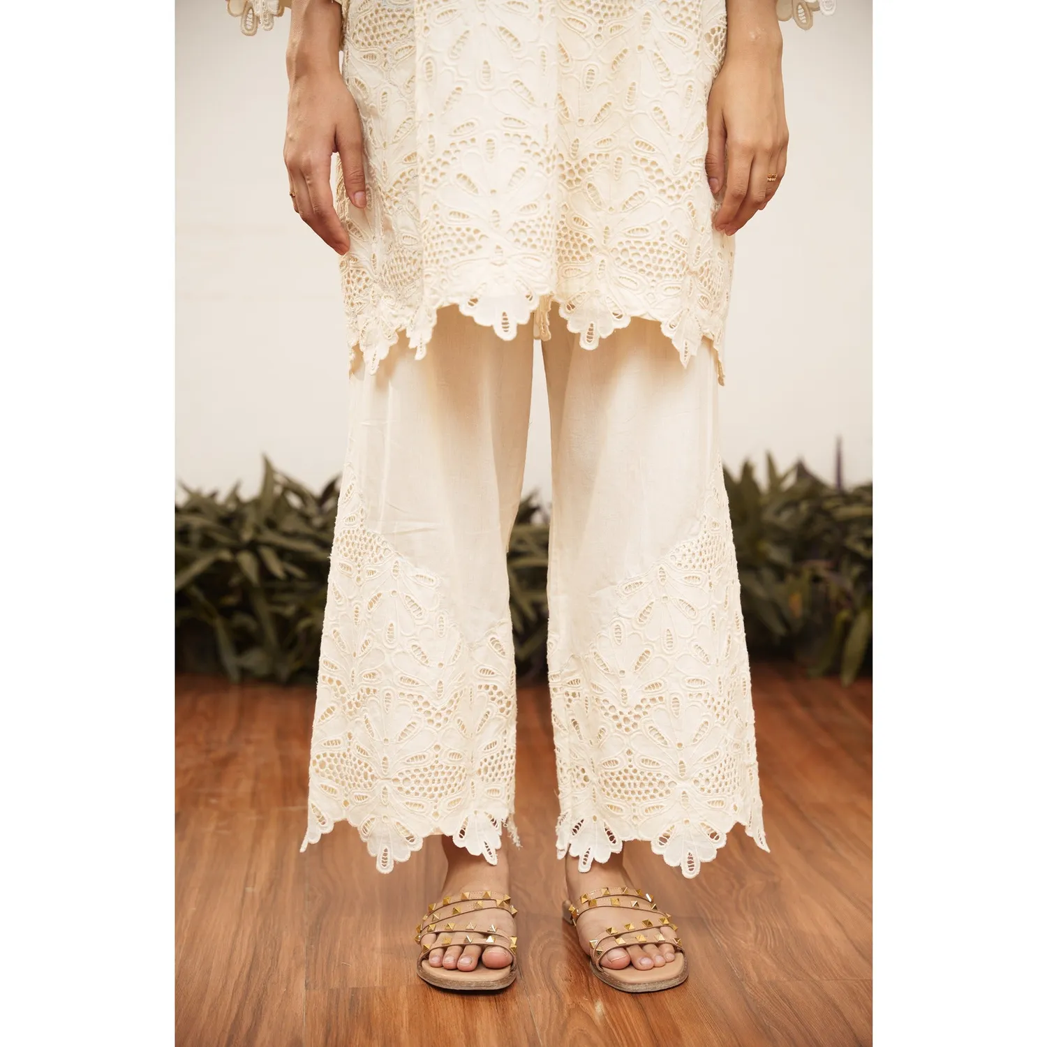 Our Dve Capsule 18 pantaloni beige cotone con pizzo