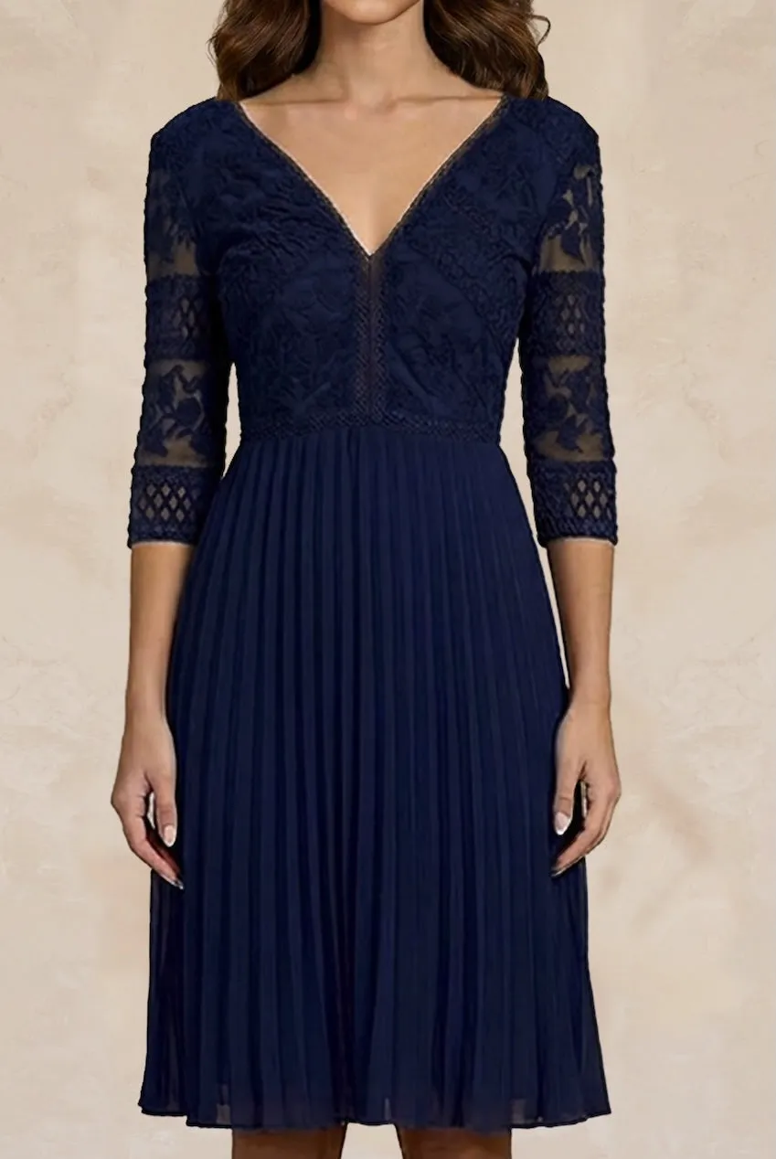 Chi Chi London V Neck abito midi blu navy pieghe