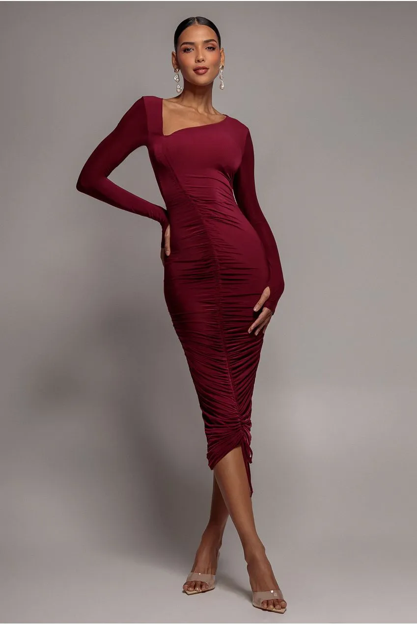 Goddiva Asymmetrical Neck Ruched abito midi vino manica lunga