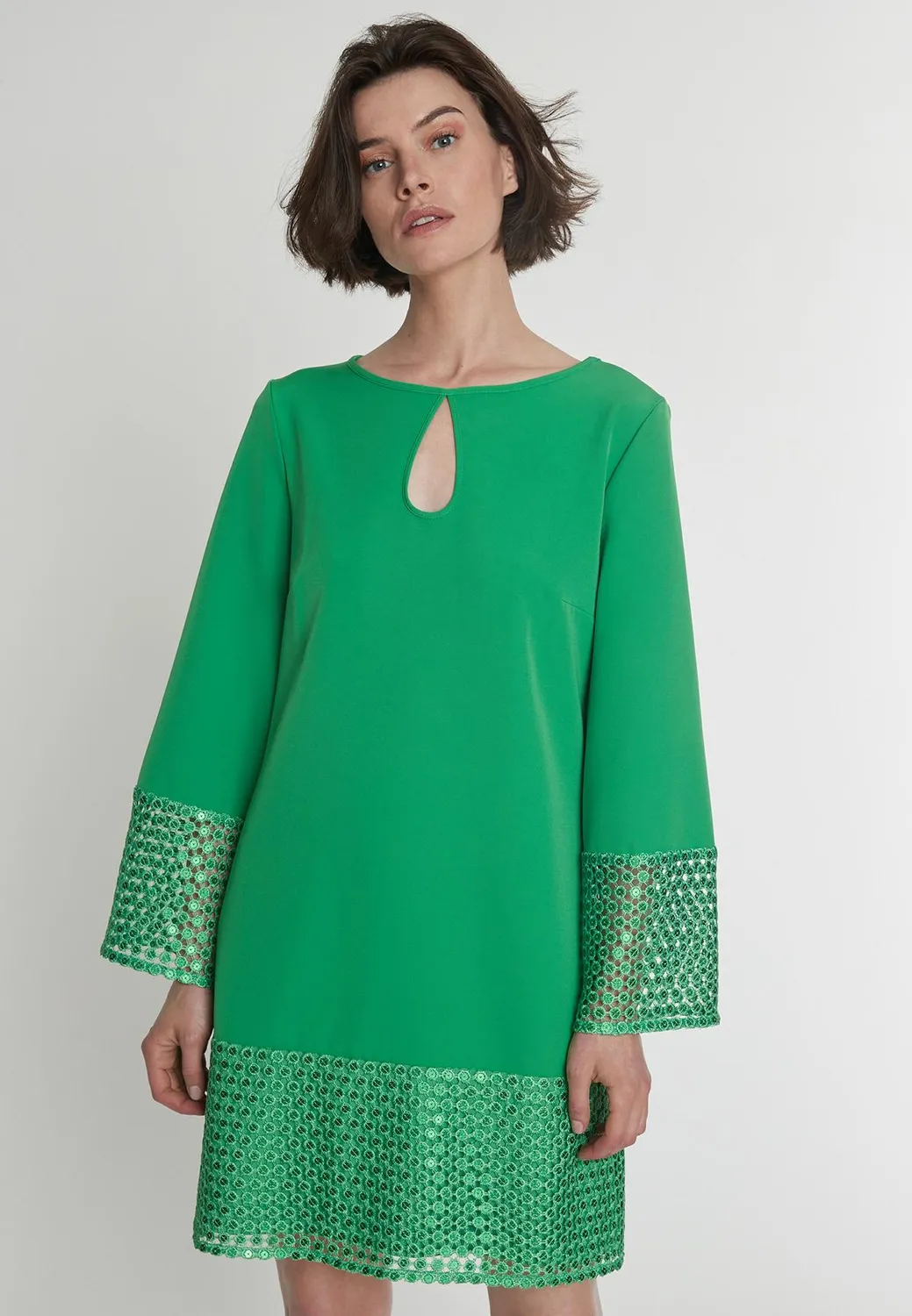 Ana Alcazar Pacyna abito cocktail verde maniche lunghe