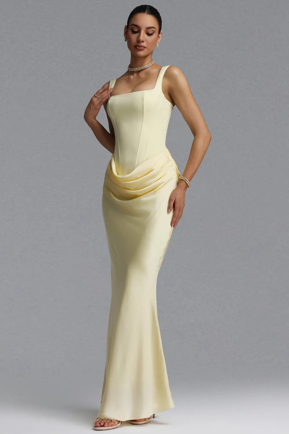 Bella Barnett Winey abito maxi giallo sirena satin