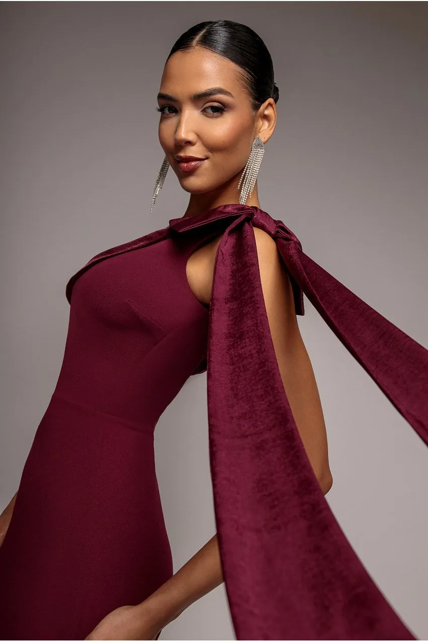Goddiva Bow Cape abito maxi bordeaux monospalla raso