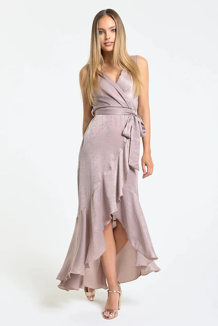 Liquorish Satin Wrap abito maxi rosa cipria con volant