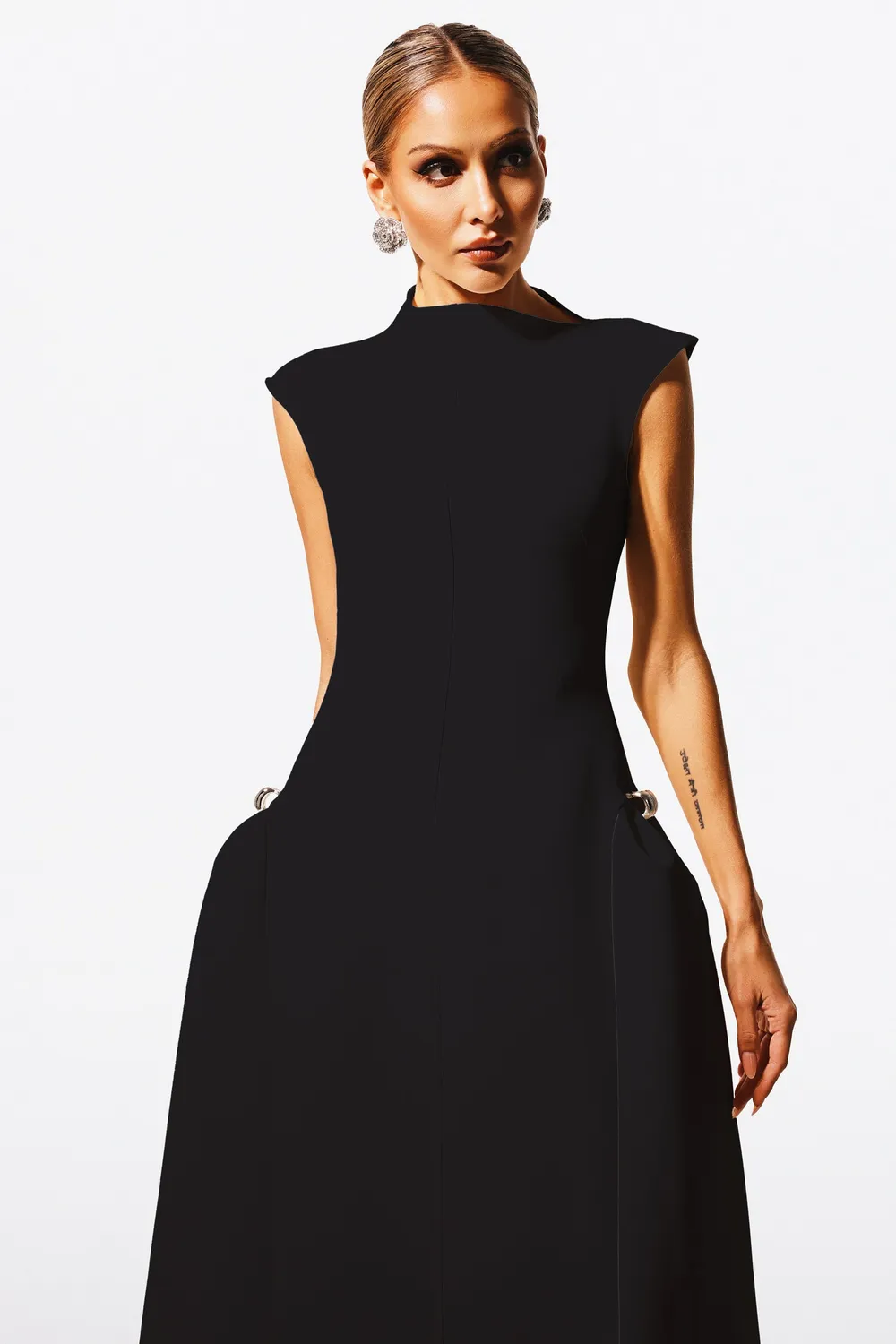 Bella Barnett Paca Choker abito maxi nero smanicato