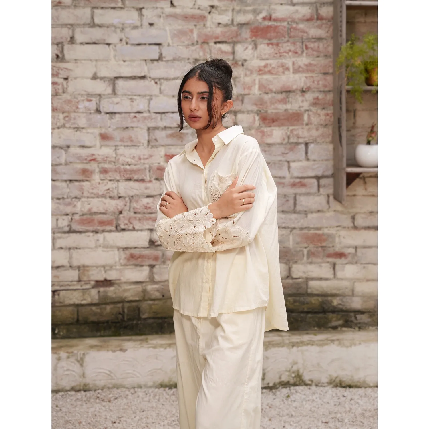 Our Dve Capsule 5 completo beige top pantaloni