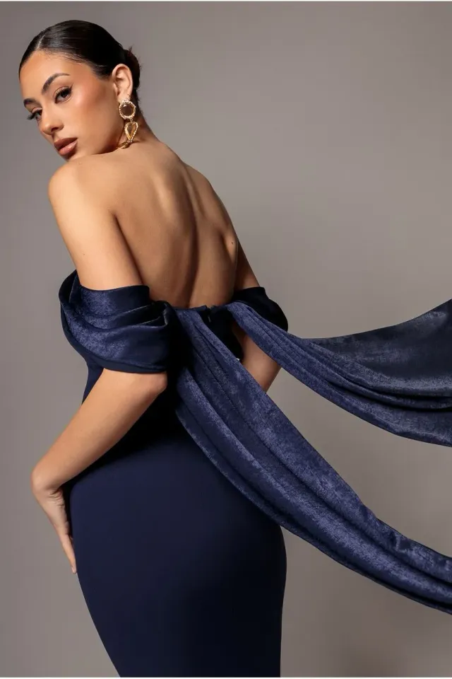 Goddiva Wing Cape abito maxi blu navy satin spalle scoperte