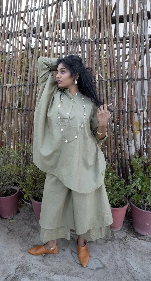 Our Dve Flared Pants pantalone svasato verde pista cotone