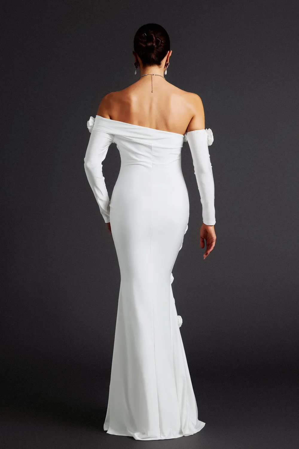 Bella Barnett Nerlii maxi abito bianco spalle scoperte