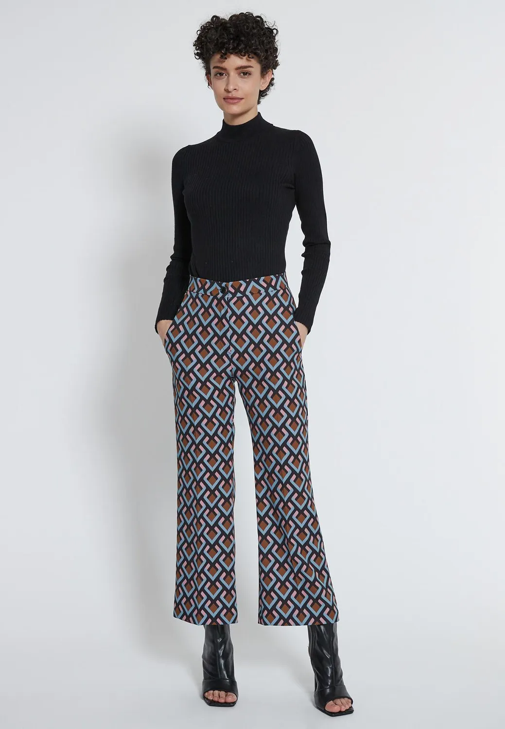 Ana Alcazar Halore pantaloni cropped 7/8 svasati