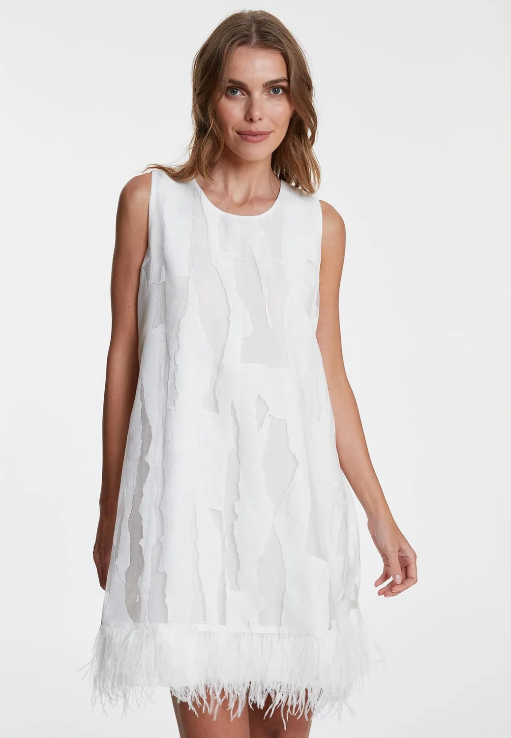 Ana Alcazar Walisea abito bianco linea A piume