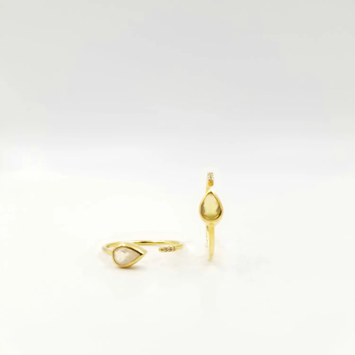 Our Dve Moonstone Drop Ring anello pietra di luna oro