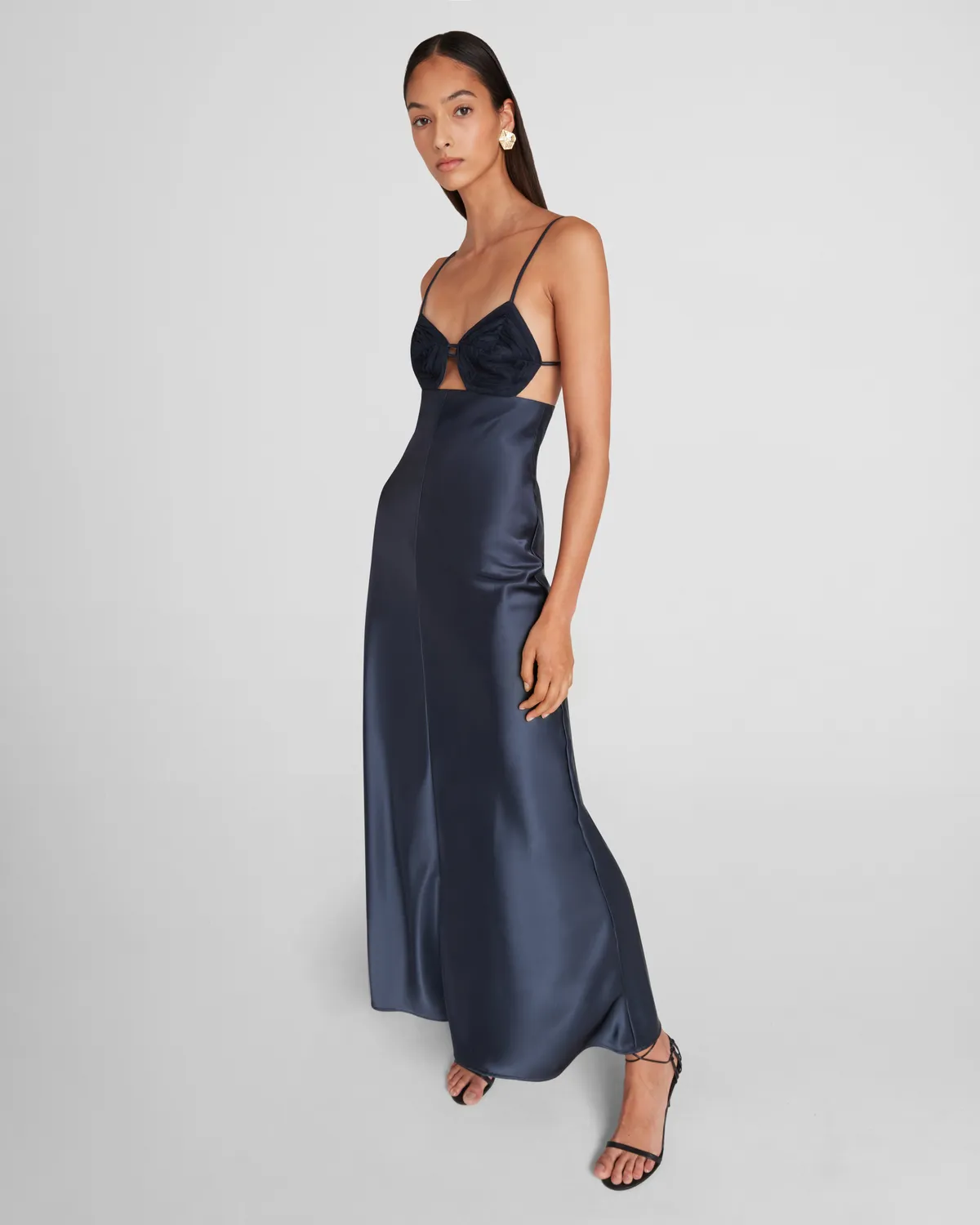Violante Nessi Rodari abito blu satin schiena scoperta