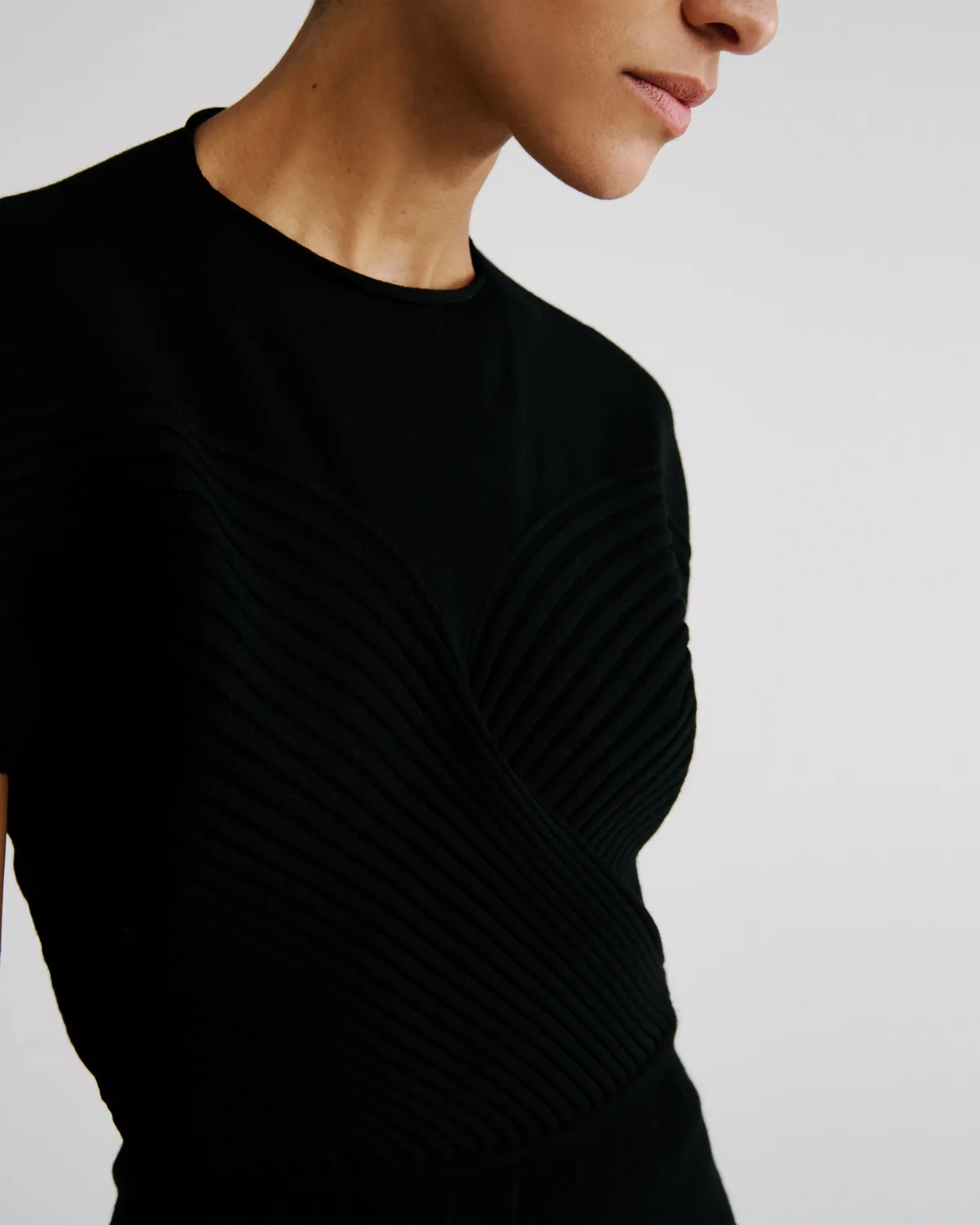 Violante Nessi Accardi abito midi nero scollo cuore maglia