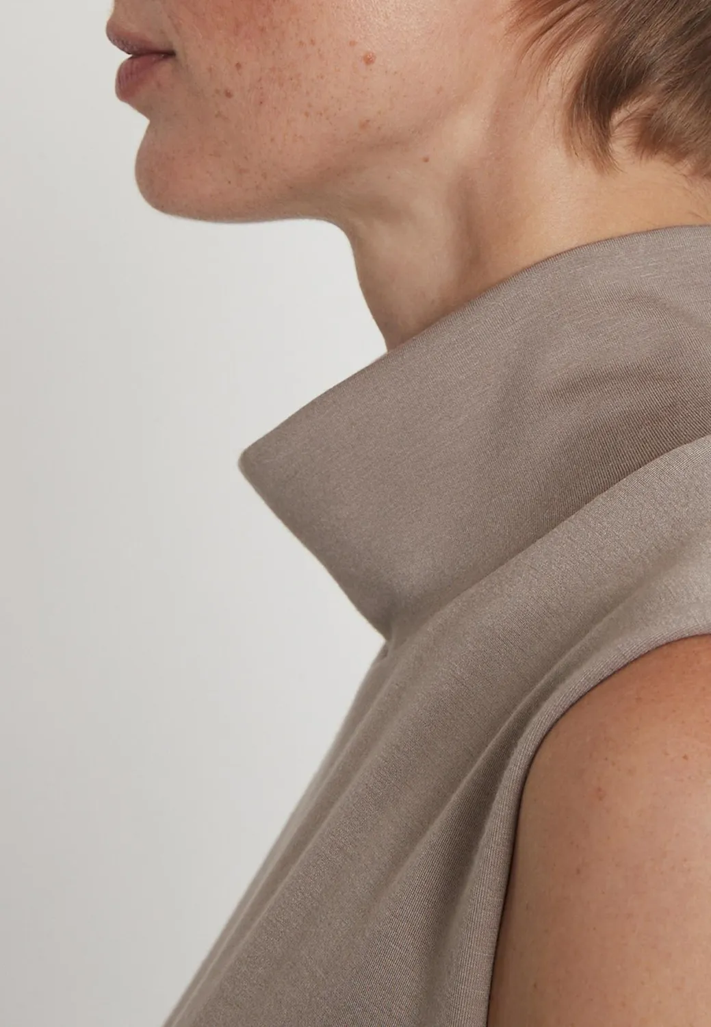 Ana Alcazar Hedea abito midi beige collo alto