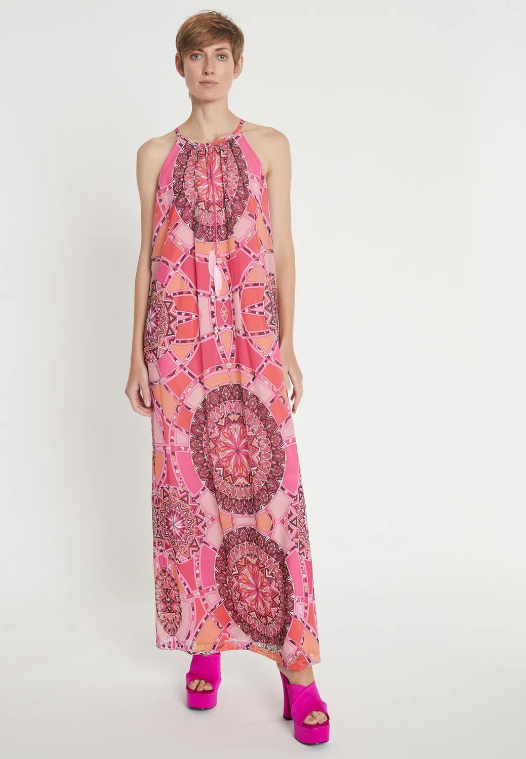 Ana Alcazar Leira abito maxi paisley spalline