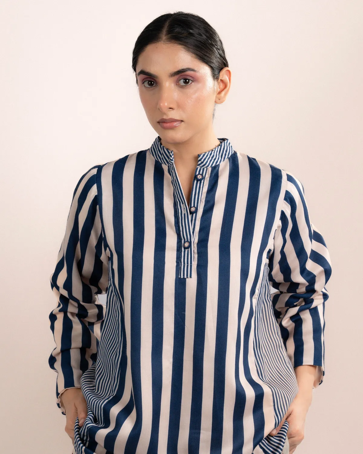 Our Dve Zuri camicia blu righe spesse modal 29 pollici