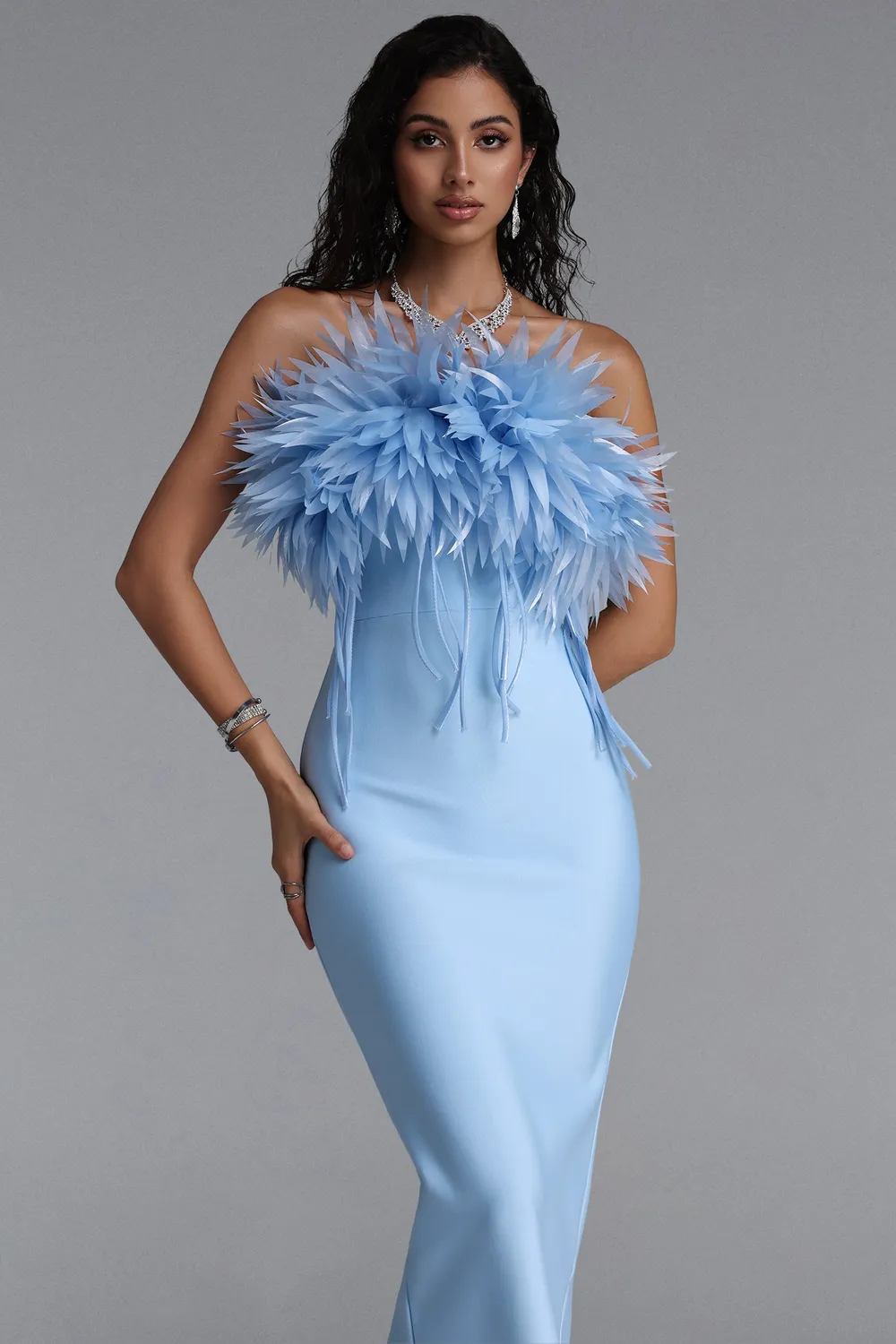 Bella Barnett Wenie abito maxi blu piume monospalla