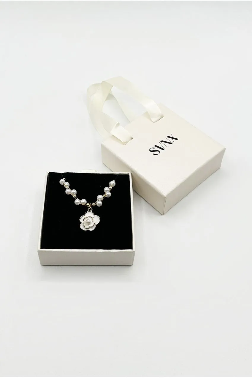 SVNX Pearl Chain collana perle camelia oro bianco