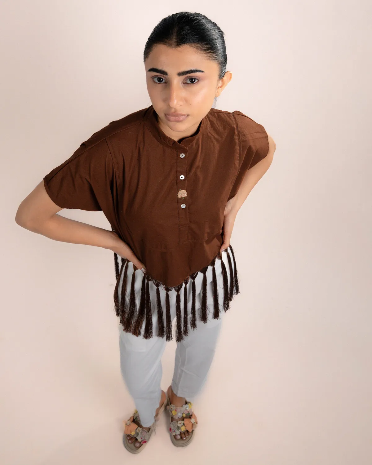 Our Dve Tofu Top top marrone poplin con frange