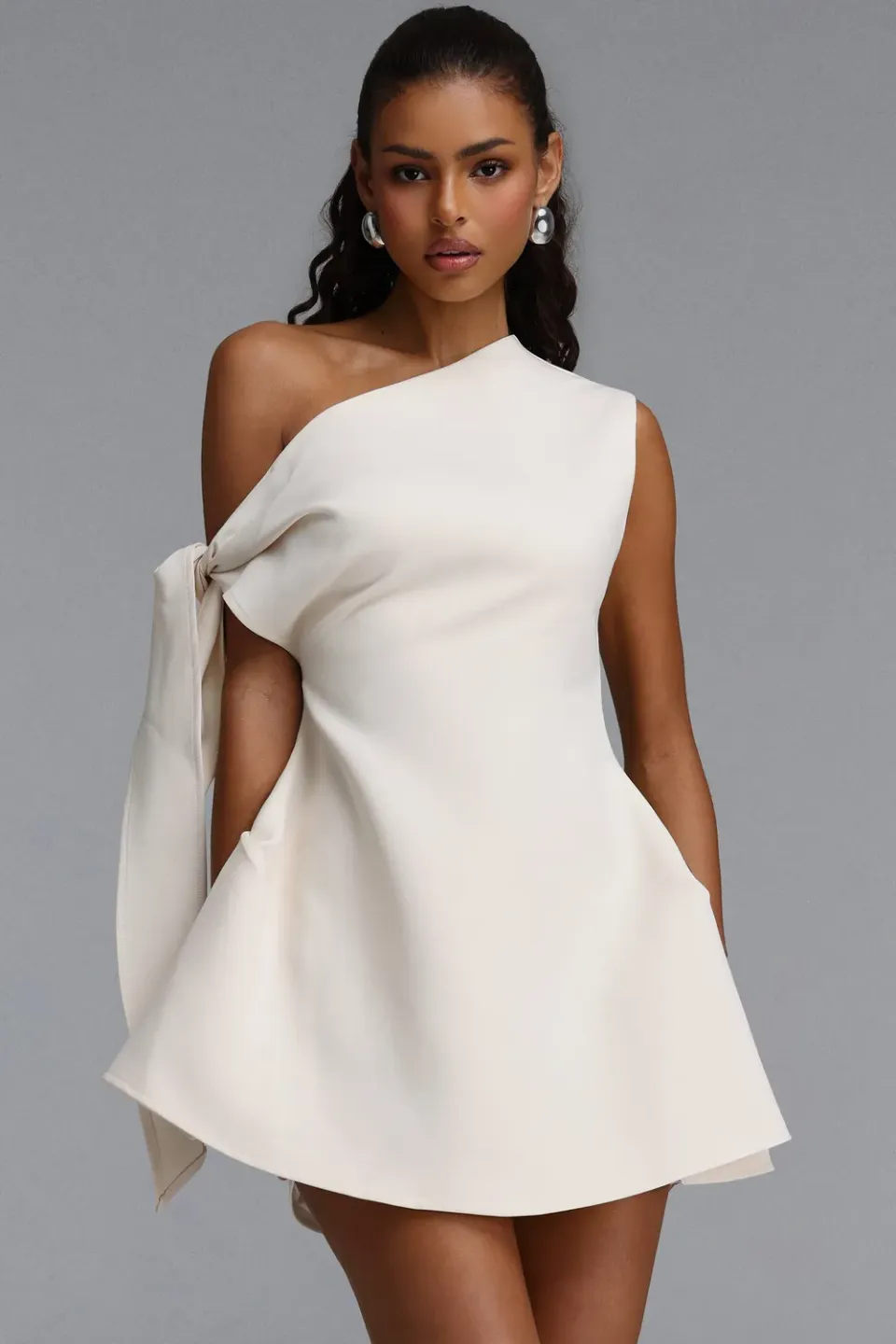 Bella Barnett Denali Chic Tailored abito mini monospalla bianco