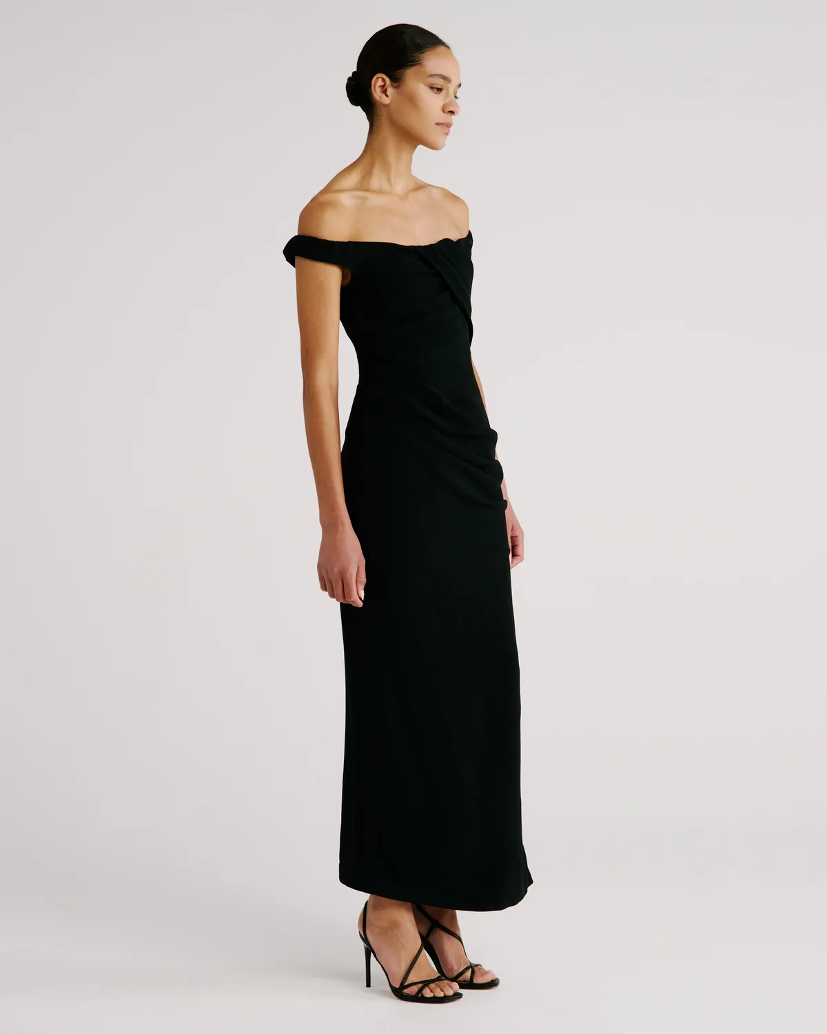 Violante Nessi Aurel abito nero Sable Cady off-shoulder
