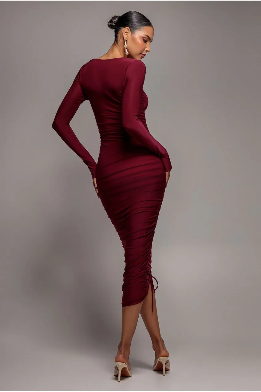 Goddiva Asymmetrical Neck Ruched abito midi vino manica lunga