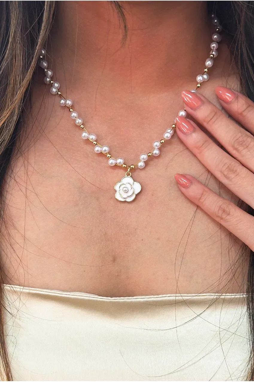 SVNX Pearl Chain collana perle camelia oro bianco