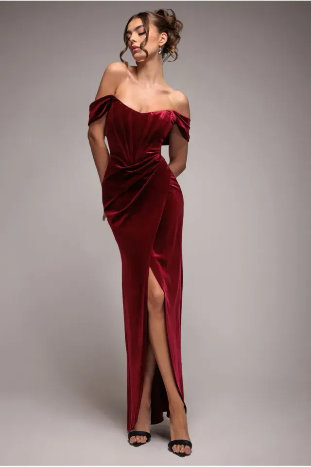 Goddiva Draped Shoulder abito lungo velluto bordeaux corsetto
