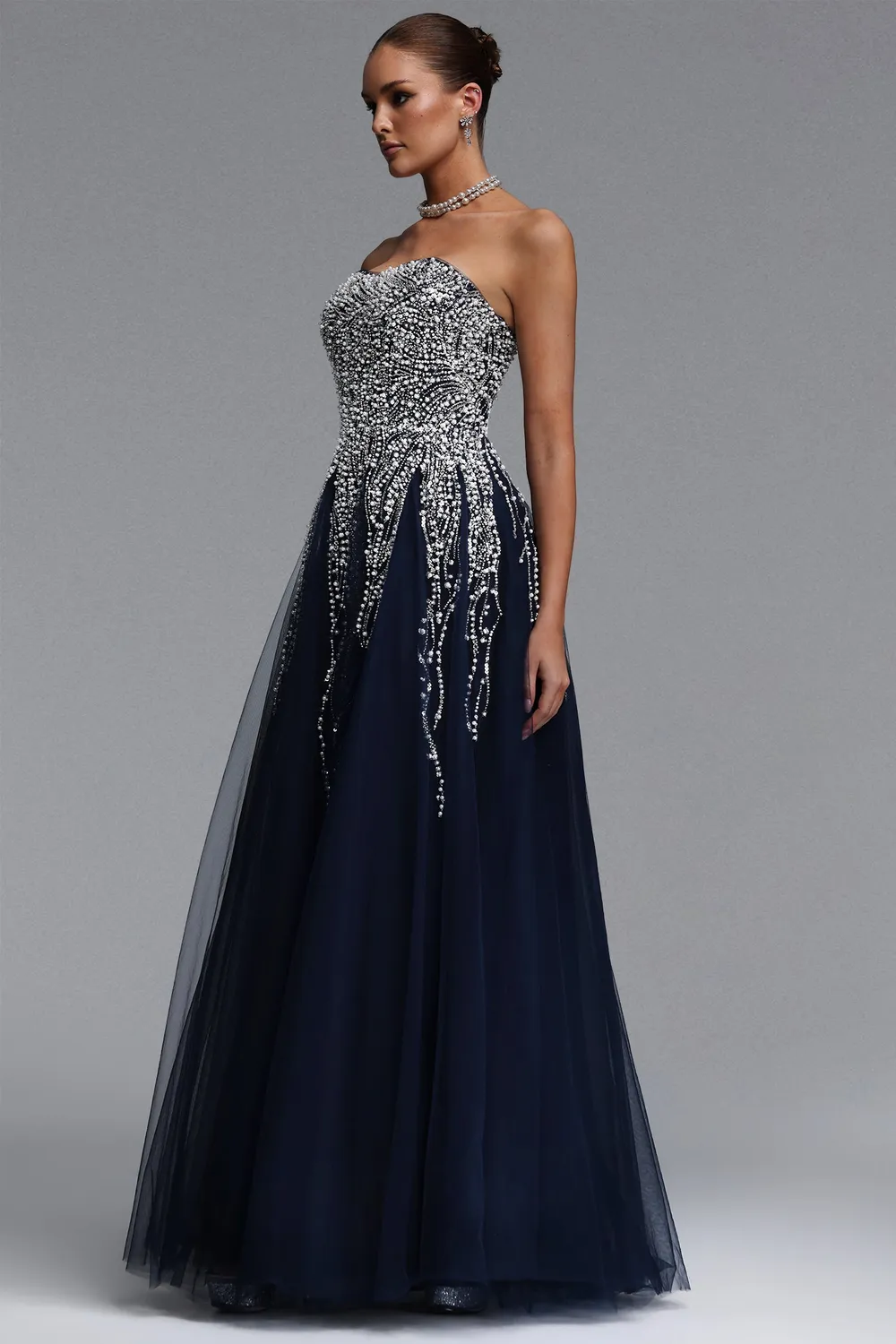 Bella Barnett Soloma abito lungo blu tulle senza spalline
