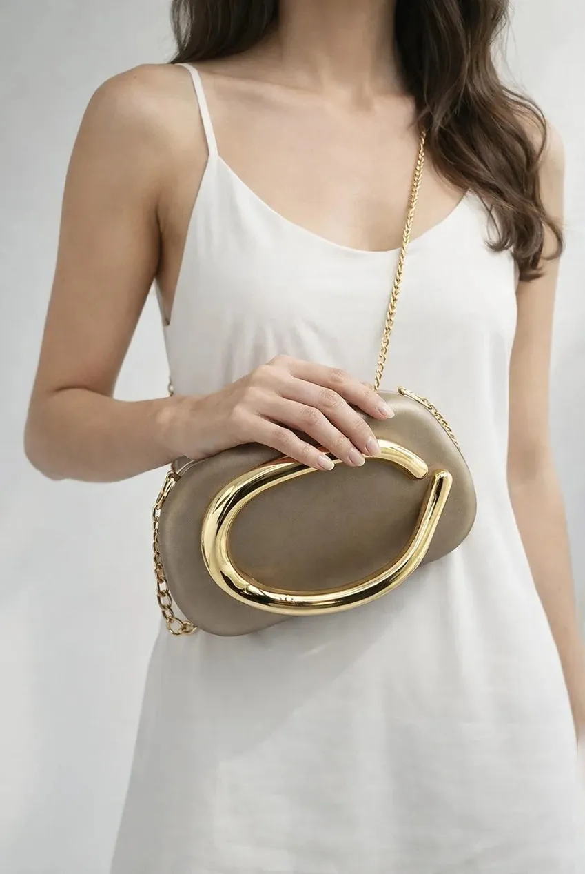SVNX pochette clutch ovale oro satinata con catena