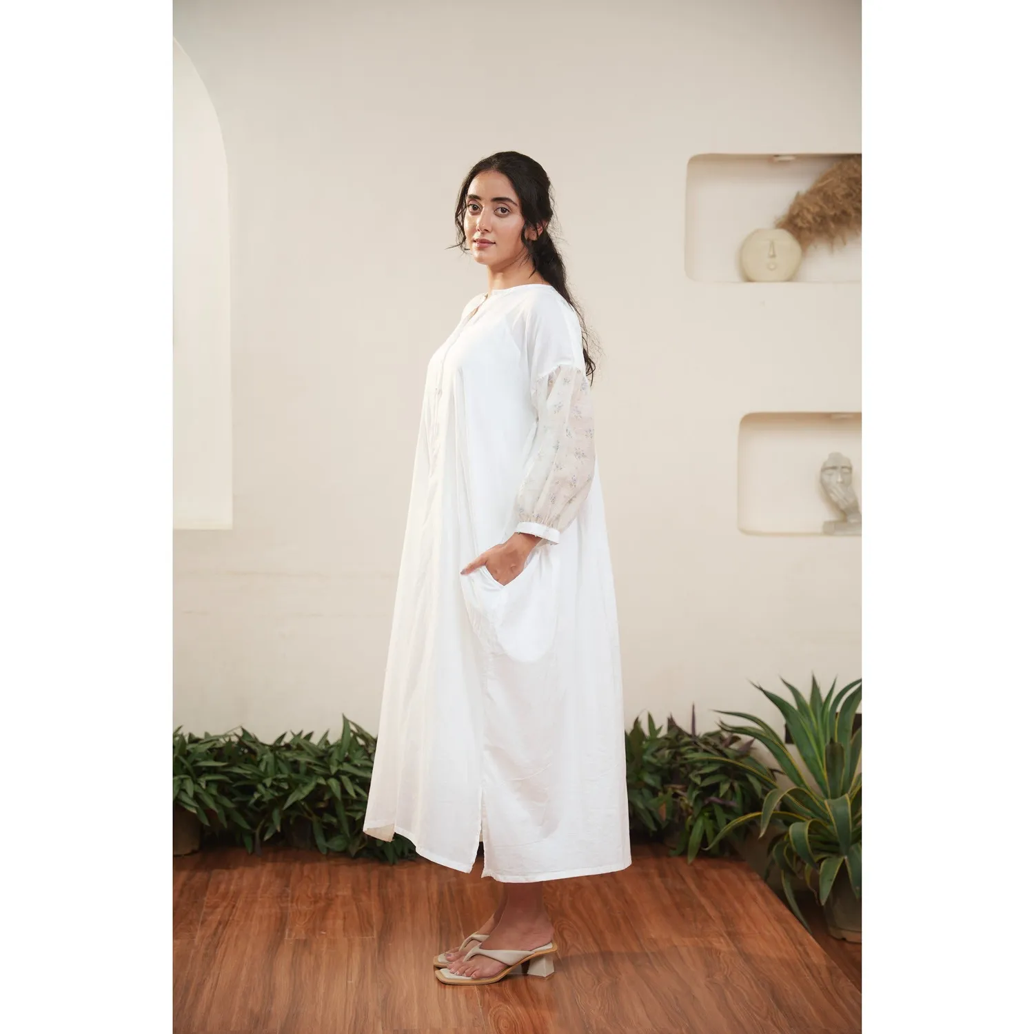 Our Dve Capsule 8 abito bianco cotone chanderi