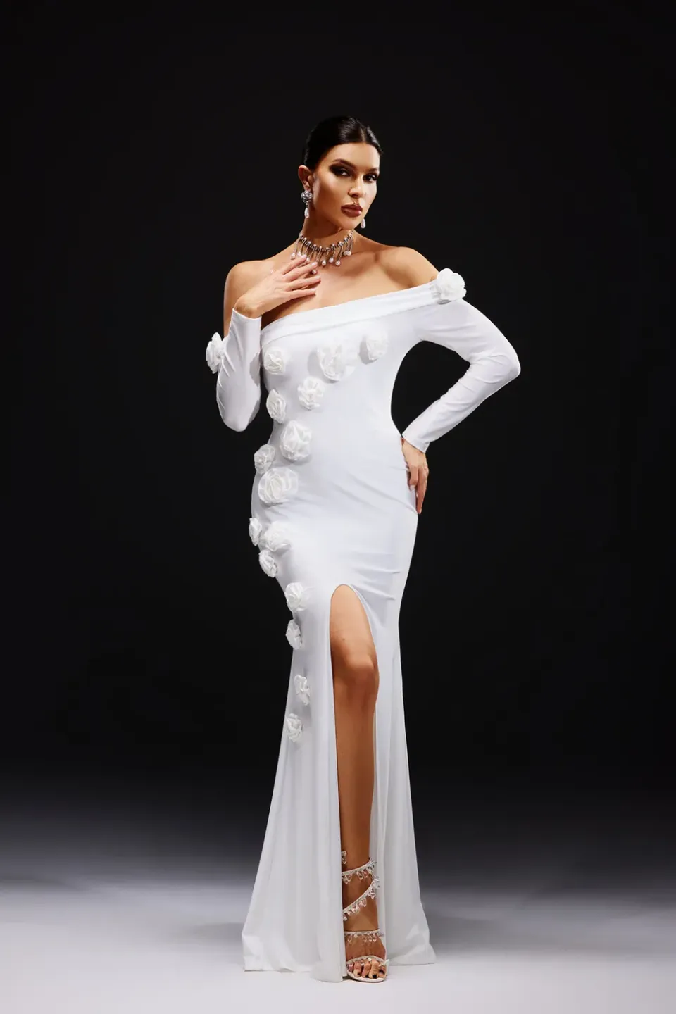 Bella Barnett Nerlii maxi abito bianco spalle scoperte