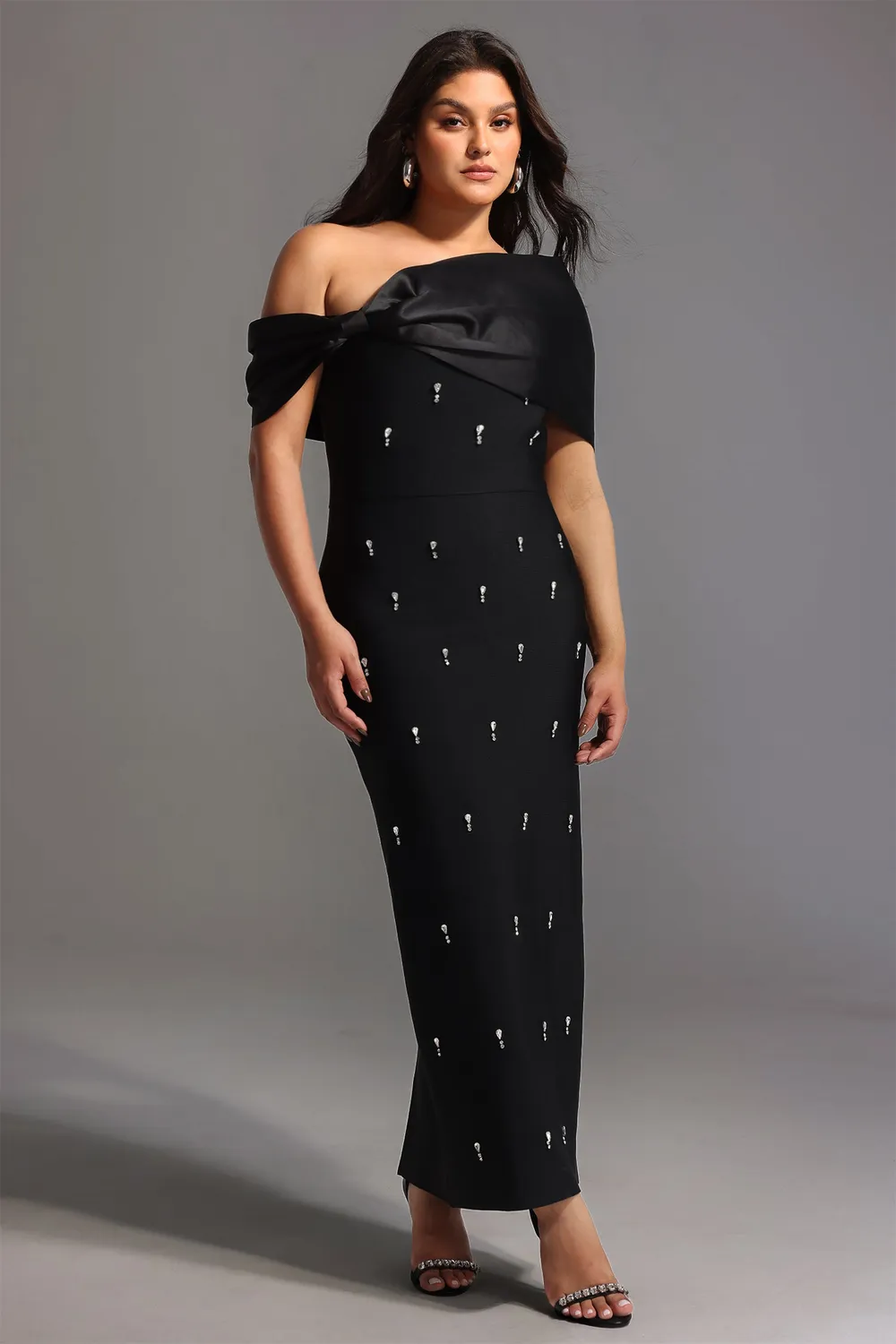 Bella Barnett Palez abito maxi nero monospalla