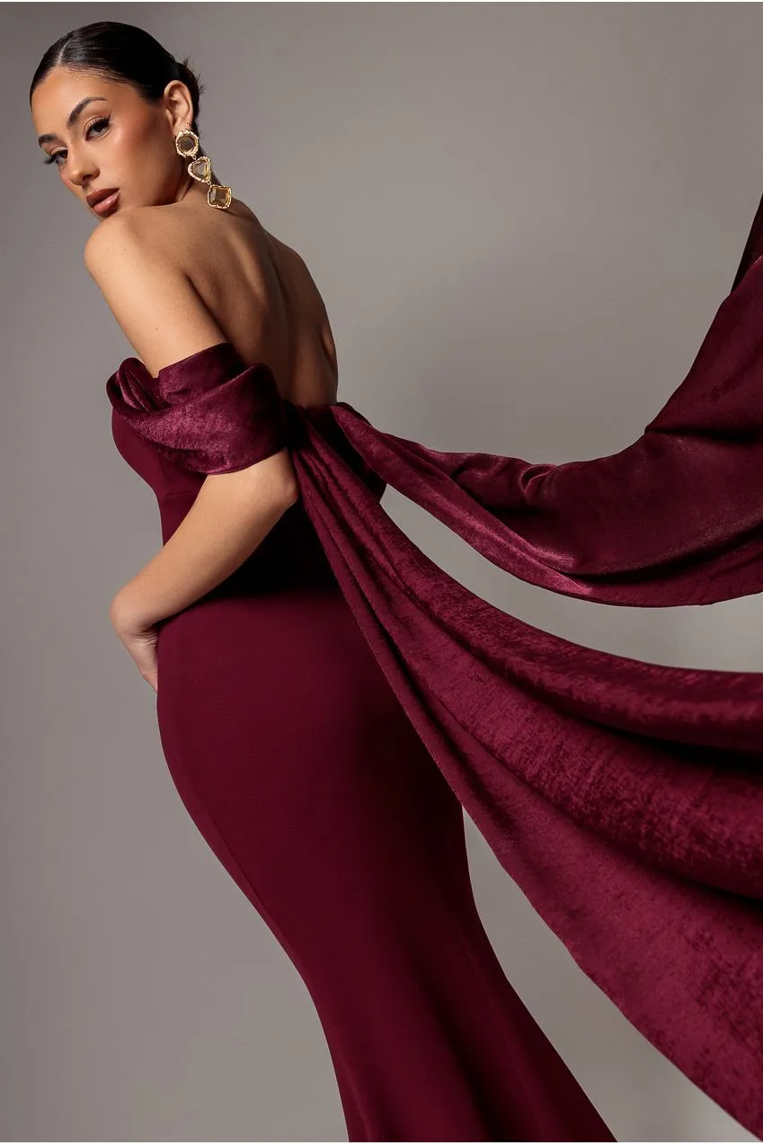 Goddiva Abito Maxi Bordeaux Saten Maniche Mantella